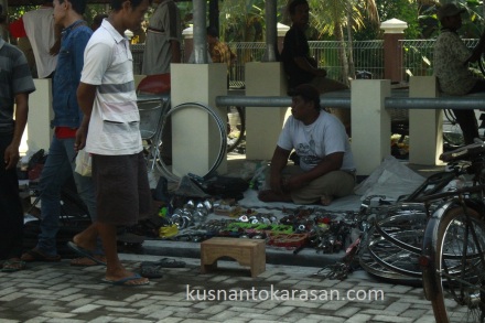 Penjual Klithikan di pasar Hewan Pandak