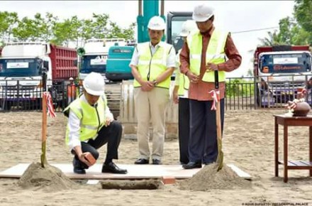 Presiden RI Joko Widodo saat melakukan peletakan batu pertama sebagai ditandai dimulainya pembangunan Bandara NYIA Kulon progo Yogyakarta